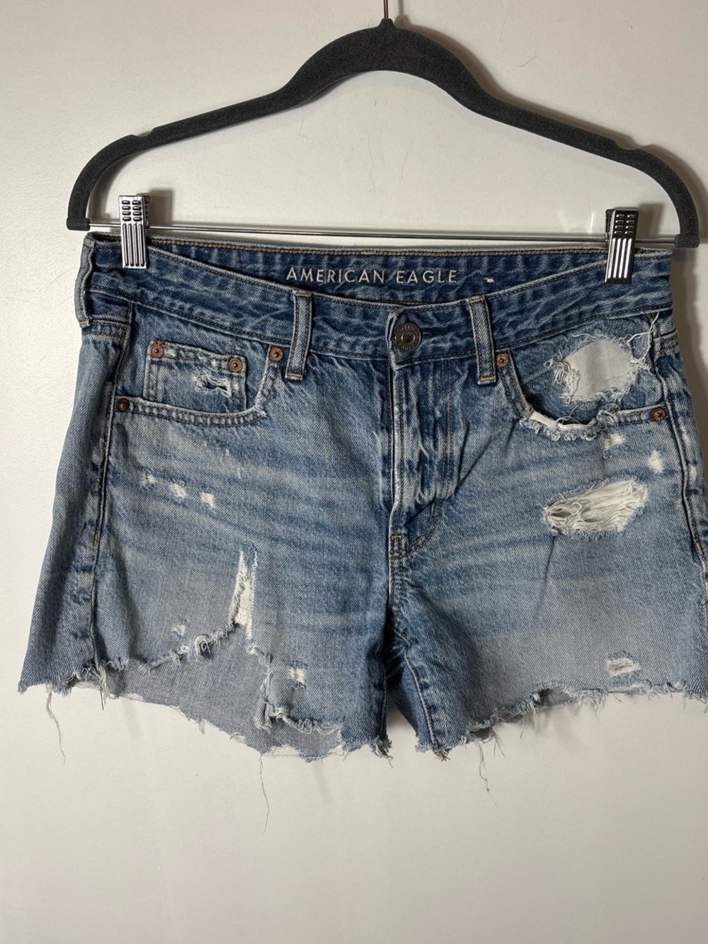 American Eagle Distressed Raw Hem Denim Shorts Size 6 Light Wash Festival Style